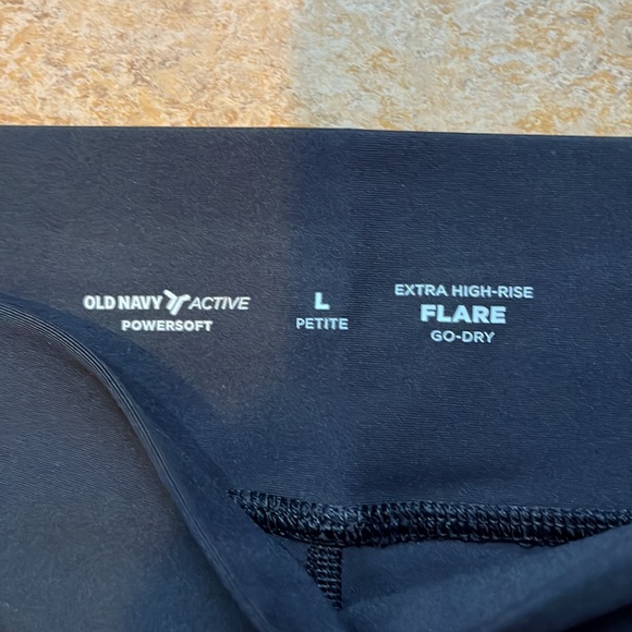 OLD NAVY Active Women’s Large Petite Flare Leggings Black NWT - Picture 2 of 4